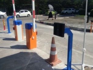 ไม้กั้นรถยนต์ระบบทาบบัตร (2)